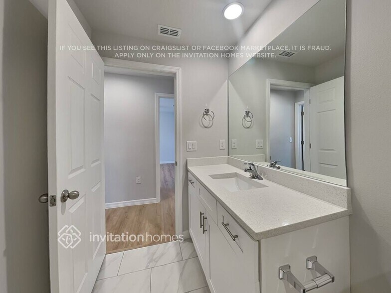 Building Photo - 515 Ladyslipper St