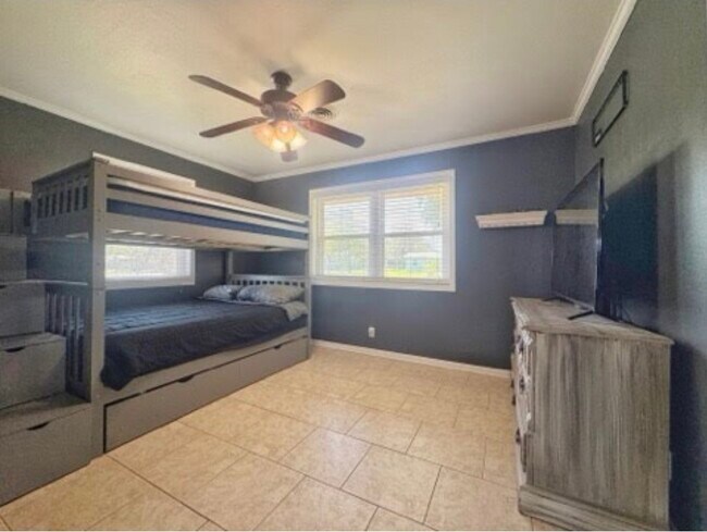 Building Photo - 509 Light St