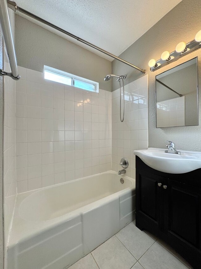 Building Photo - Spacious and Updated 1 Bedroom, 1 Bathroom...