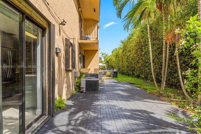 Building Photo - 6854 NW 173rd Dr