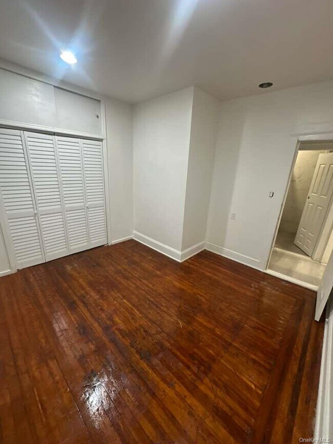 Building Photo - 3581 Eastchester Rd