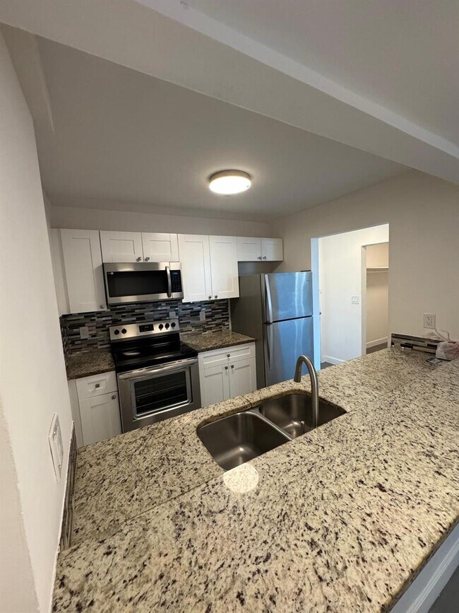 Building Photo - 13390 NE 7th Ave