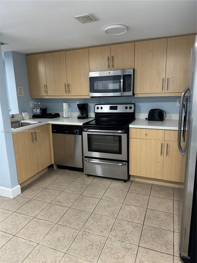 Building Photo - 2951 S Bayshore Dr