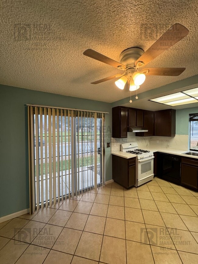 Building Photo - 55+ COMMUNITY- Charming 2-Bed, 2-Bath Home in Desirable 55+ Sunrise Community