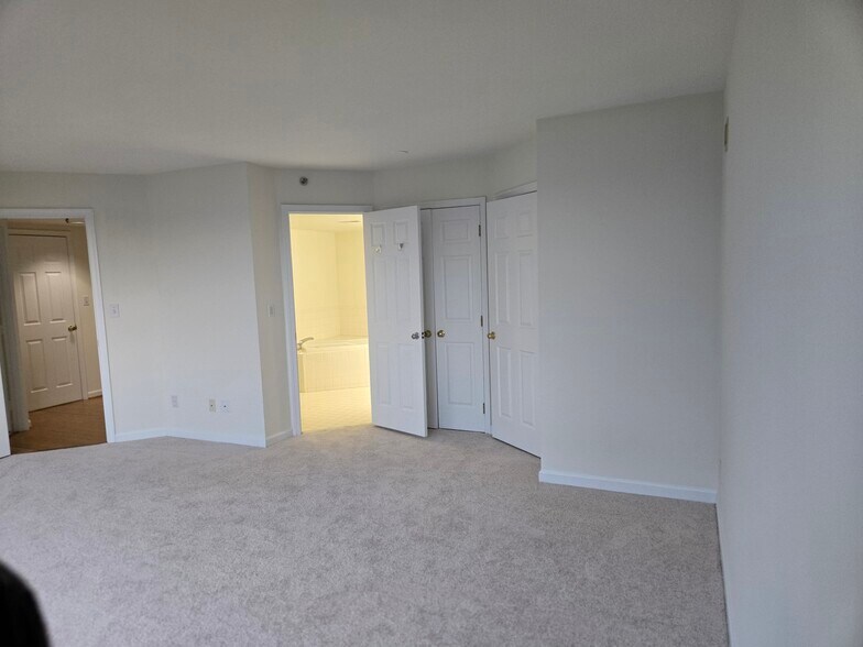 Building Photo - 5450 Whitley Park Ter