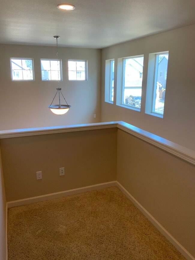 Building Photo - AVAILABLE NOW!! Puyallup 4bdr 2.5bath home...