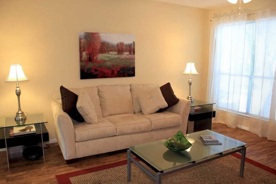 Building Photo - 2000 Cedar Bend Dr