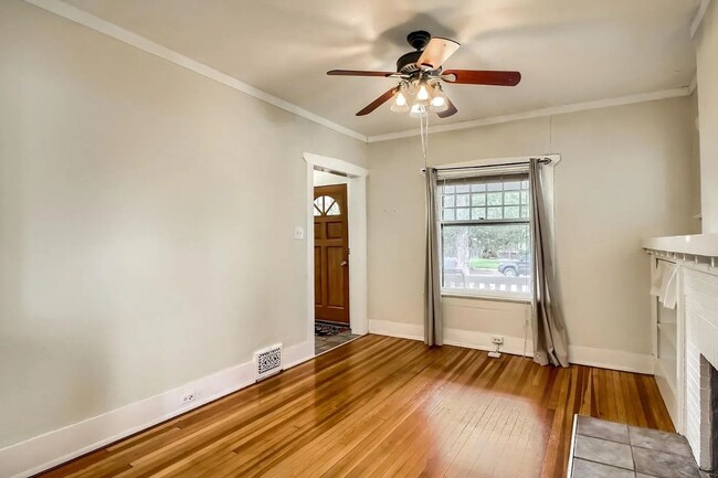 Building Photo - Charming 3-Bedroom Bungalow with Oversized...