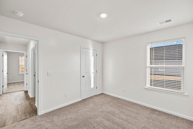 Building Photo - One Month Free with a signed lease by Jan 15th!!!