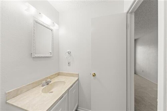 Building Photo - 2205 Foxcroft Ln