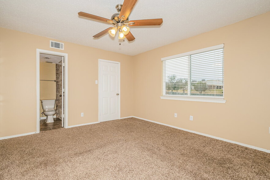 Building Photo - 1205 High Valley Dr
