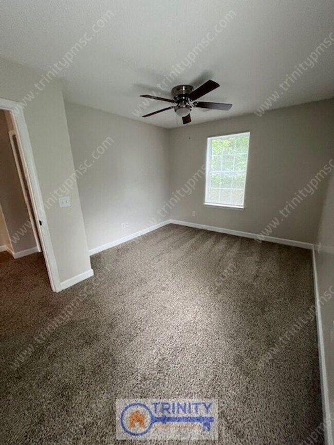 Building Photo - Cute TWO STORY Town Home!