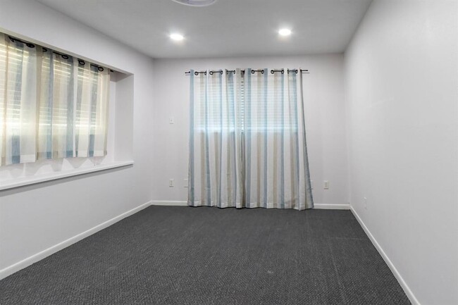 Building Photo - 883 Commodore Dr