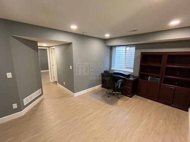 Building Photo - 325 Stone Creek Dr