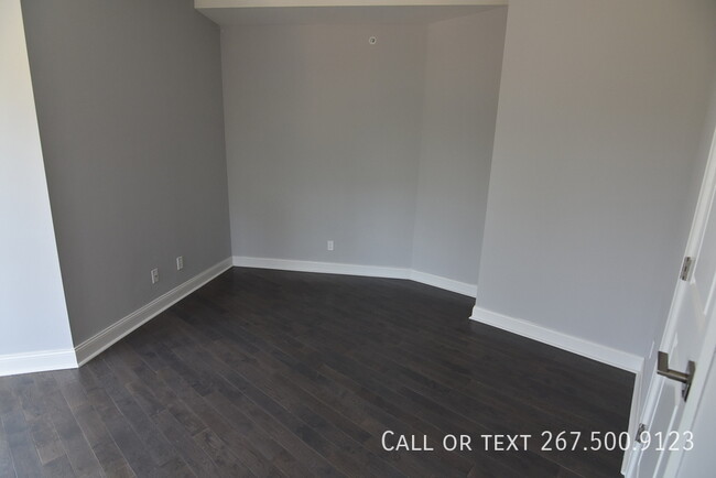 Building Photo - Lovely, corner 1BR unit available for rent...