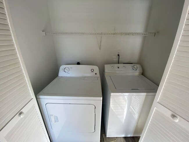 Building Photo - Spacious 4-Bedroom End-Unit Condo in Virgi...