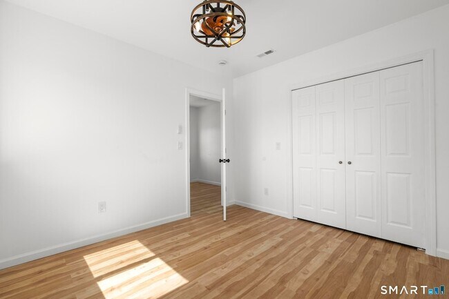 Building Photo - 810 Brewster St