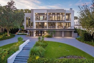 Building Photo - 3260 Lake Shore Dr