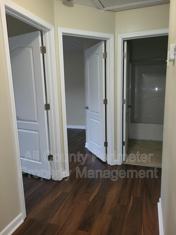 Building Photo - 5543 Pineridge Ct