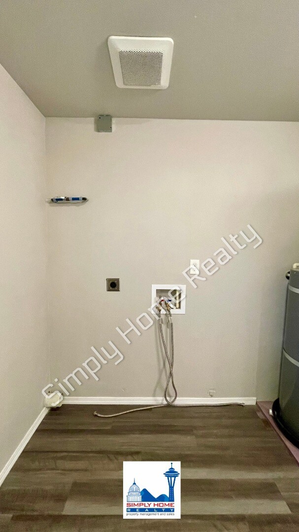 Building Photo - Cute and cozy, newly renovated 3 bedroom tucked inside a charming Tri-plex!