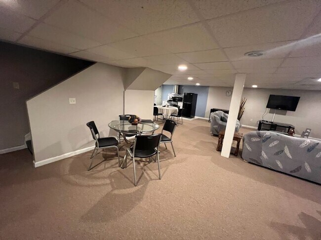 Building Photo - Large 1 bedroom basement apartment in beau...