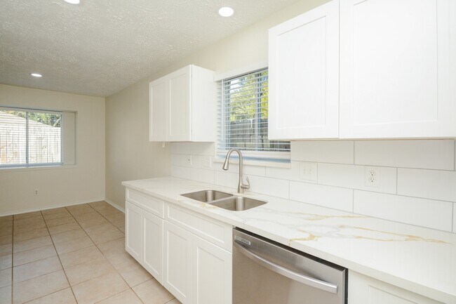 Building Photo - 6111 Ryegate Dr