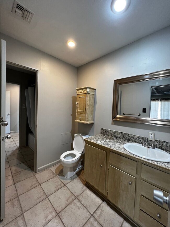 Building Photo - Two Bedroom , Two Bathroom