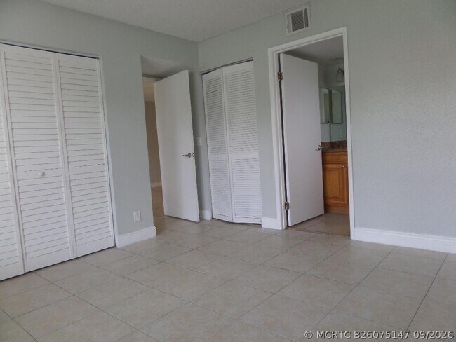 Building Photo - 1445 Lake Crystal Dr