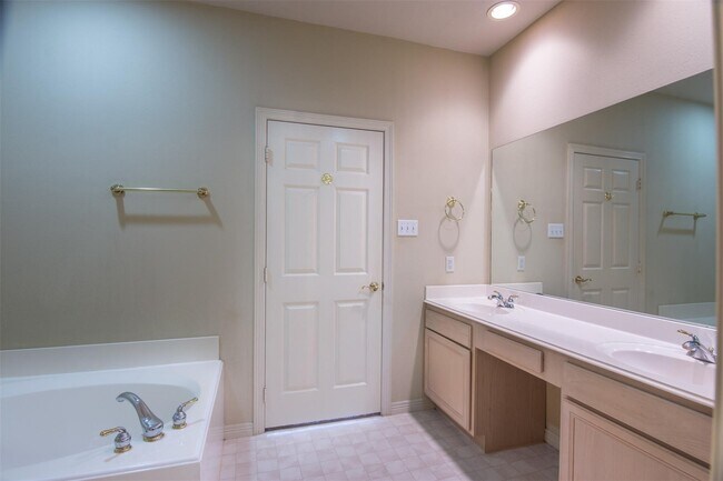 Building Photo - 10735 Norchester Village Dr