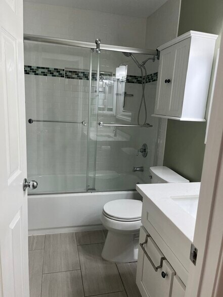 Upstairs Hall Bathroom - 938 Agate St