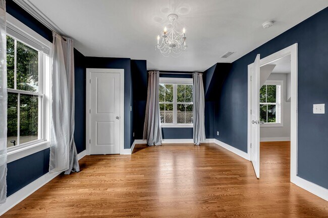 Building Photo - Great price for a huge house! CHARMING Sylvan Heights home 4 Bed 4 Bath. Beautiful private backya...