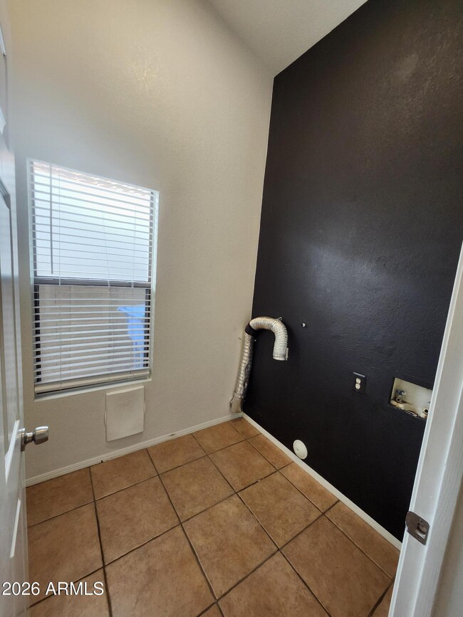 Building Photo - 2545 E Granite View Dr