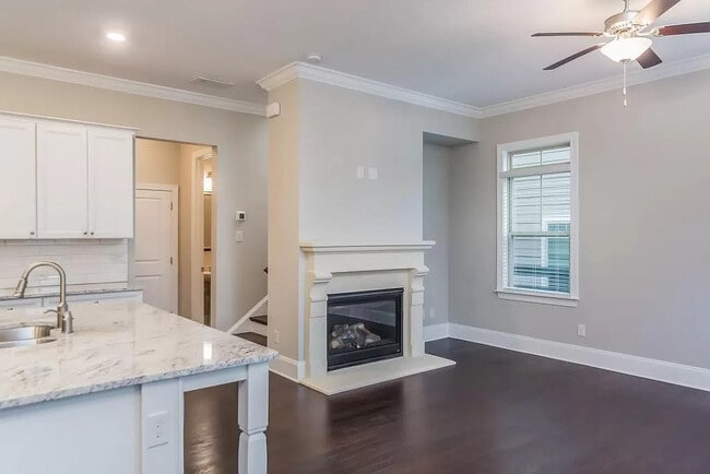 Building Photo - 611 N Main St