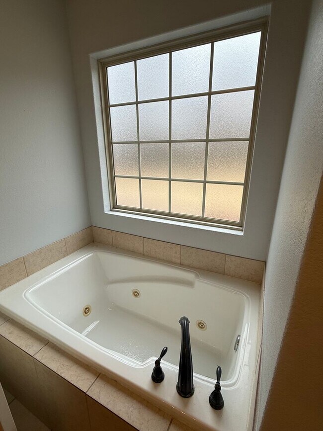 Building Photo - Now Pre-leasing for Mid-April