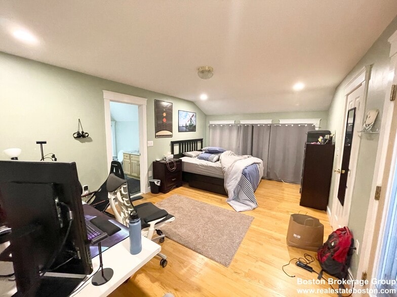 Building Photo - 27 Iroquois St