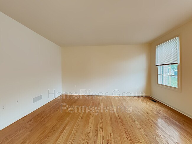 Building Photo - 114 Castle View Dr