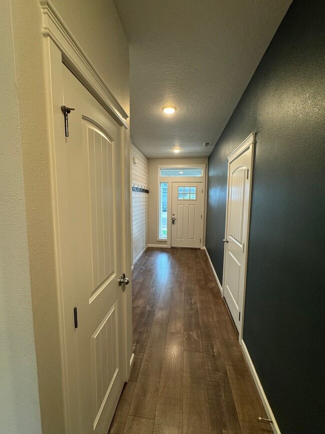 Building Photo - Charming 3-Bedroom Home