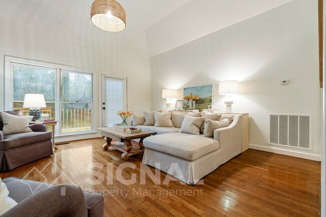 Building Photo - 709 Stonewall Dr