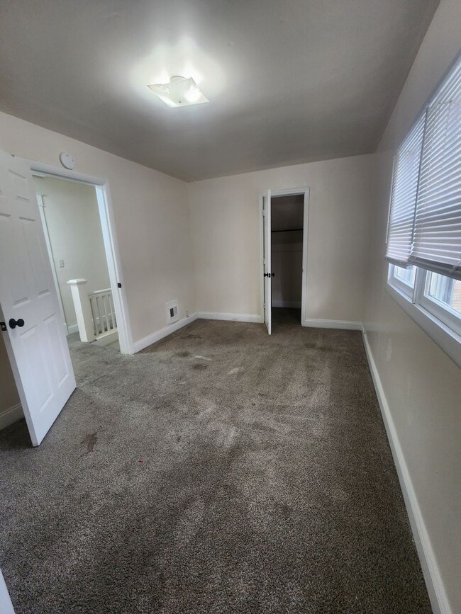 Building Photo - Nice Eastside Two Bedroom with Large Bonus...