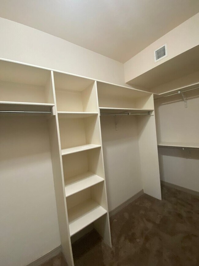 Building Photo - Beautiful 4 Bedroom, 3 Bathroom Home! Avai...
