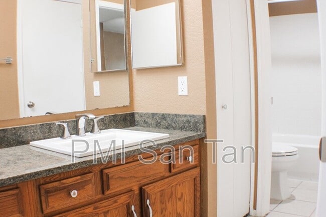 Building Photo - 2146 W Isabella Ave