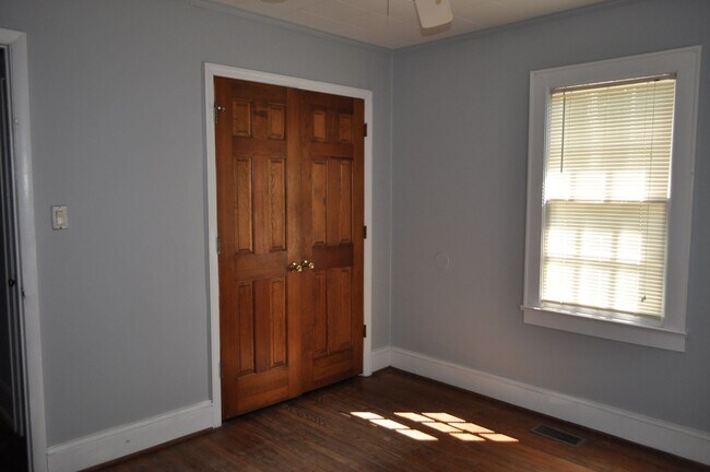 Building Photo - FOR RENT - Terrific location, great price....near everything!