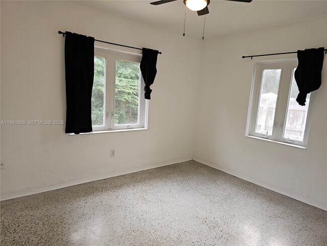 Building Photo - 1100 NE 115th St