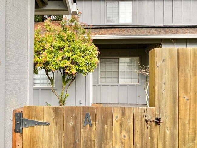 Building Photo - Quaint 2BR 1.5BA Condo in the Vineyards