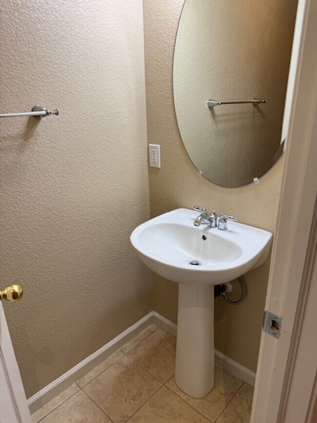 Building Photo - Gorgeous Natomas Condo