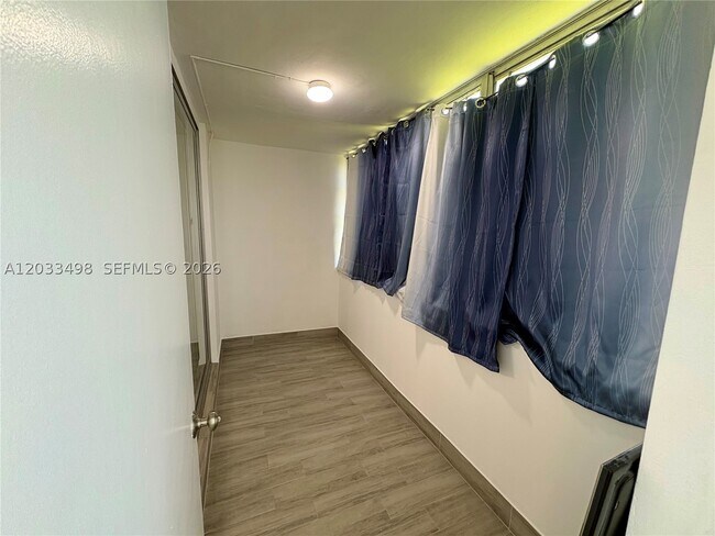 Building Photo - 1591 NE Miami Gardens Dr