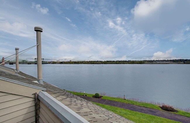 Building Photo - Bright Loft Condo with Stunning Columbia River Views