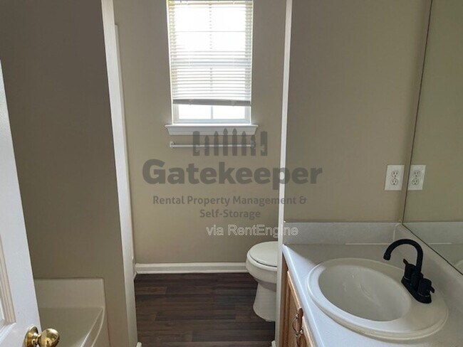 Building Photo - 10564 Village Landing