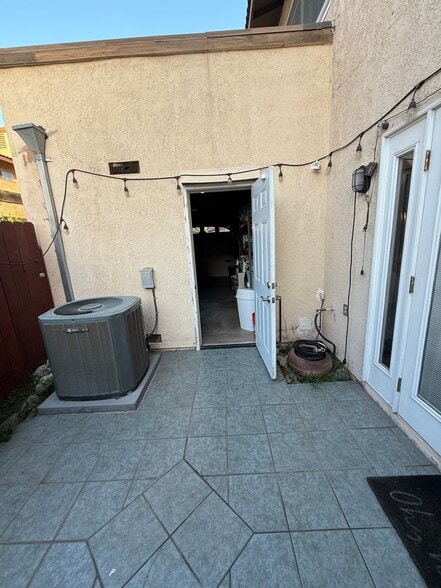 Building Photo - 1117 Cll Malaga