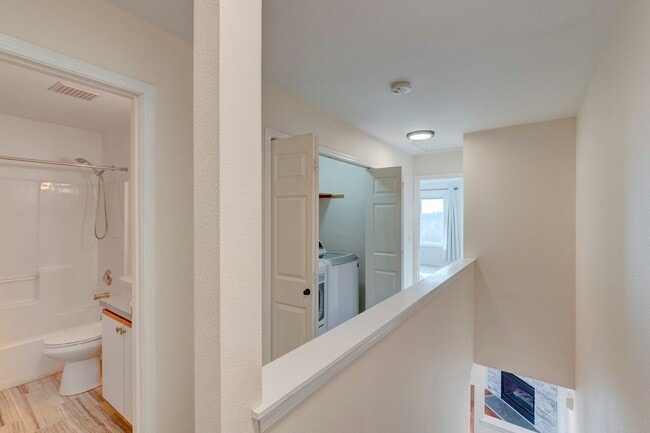 Building Photo - 2 Bedroom, 2.5 Bath Condo in Madrona Heights